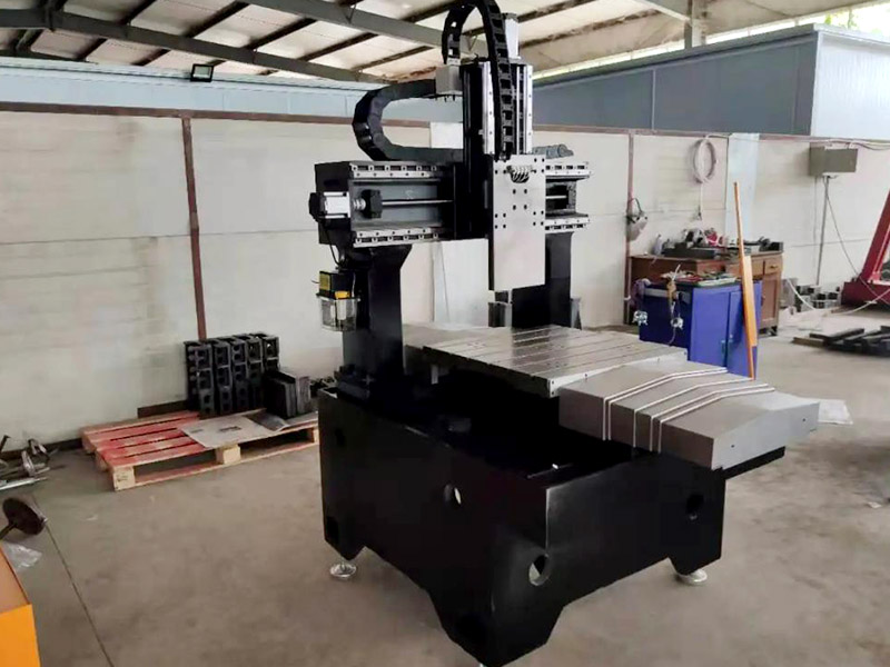 怎樣正確使用好小型模具雕銑機(jī)呢?